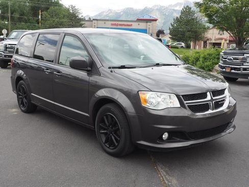 Used 2020 Dodge Grand Caravan SE FWD image 3