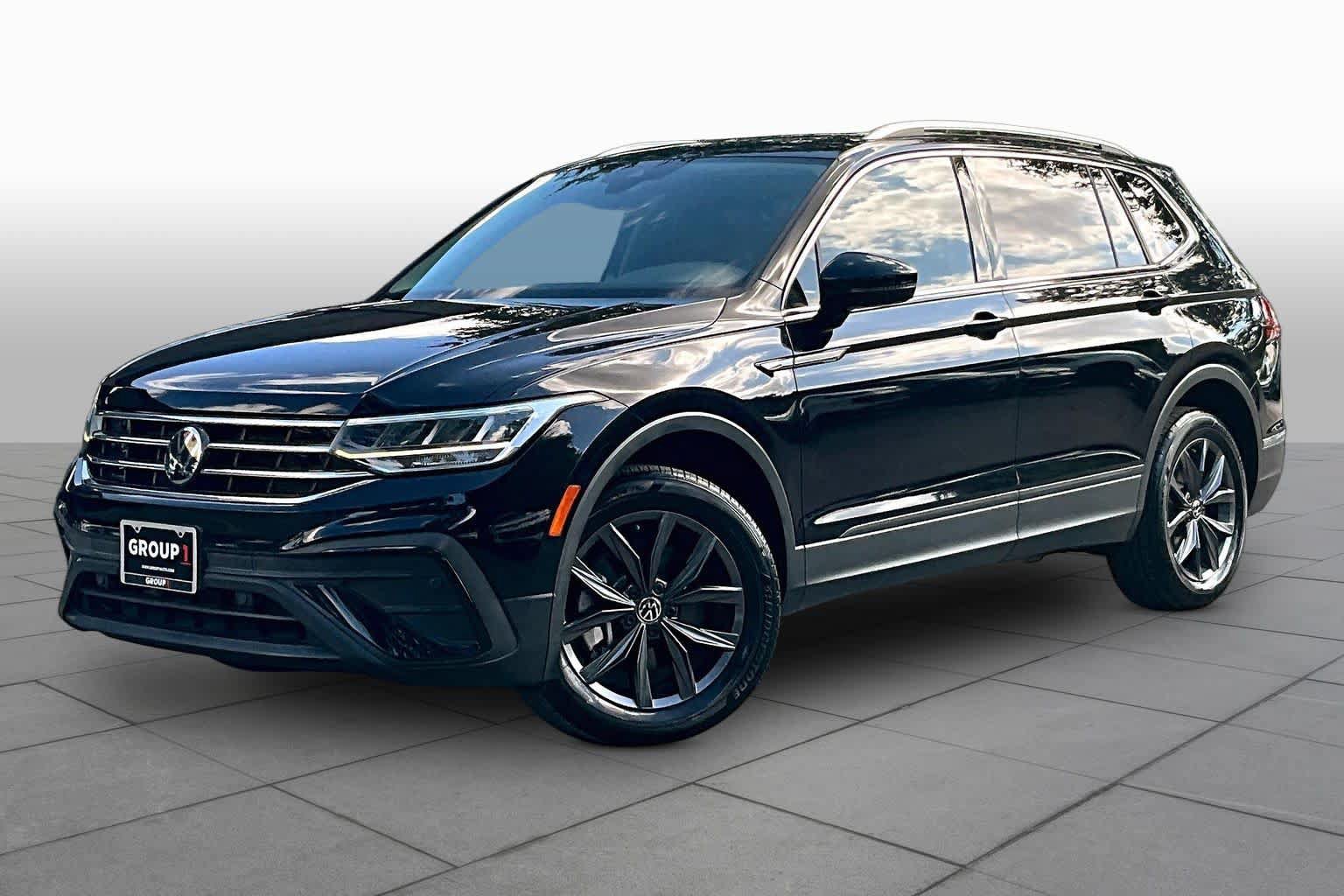 Used 2022 Volkswagen Tiguan SE w/ Panoramic Sunroof Package FWD image 1