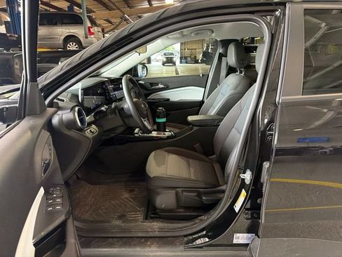 Used 2025 Chevrolet Trax LT FWD image 6