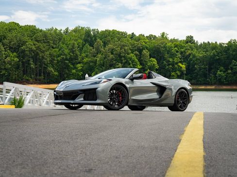 Used 2023 Chevrolet Corvette Z06 RWD image 2