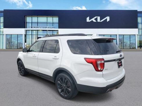 Used 2017 Ford Explorer XLT w/ Equipment Group 202A FWD image 4