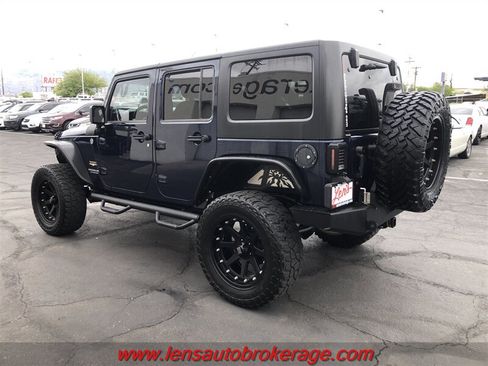 Used 2013 Jeep Wrangler Unlimited Sahara AWD/4WD image 9