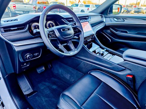 Used 2025 Jeep Grand Cherokee L Overland w/ Luxury Tech Group IV image 7