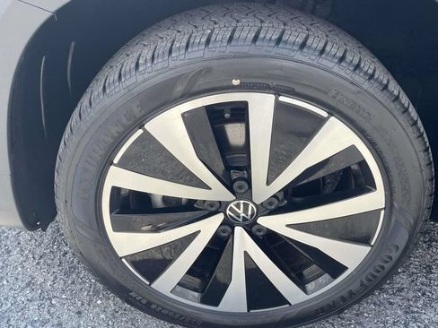 Used 2024 Volkswagen Taos SE FWD image 7