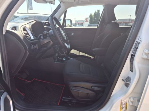 Used 2018 Jeep Renegade Latitude FWD image 16