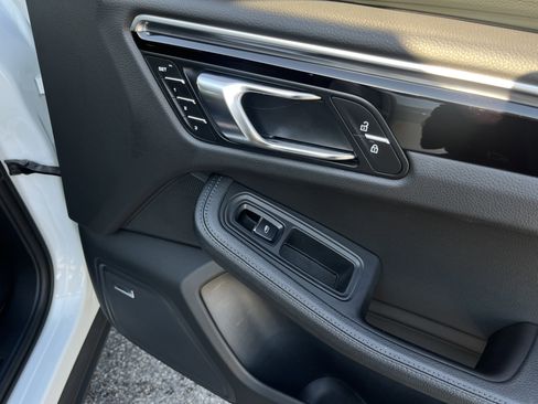 Certified 2022 Porsche Macan image 25