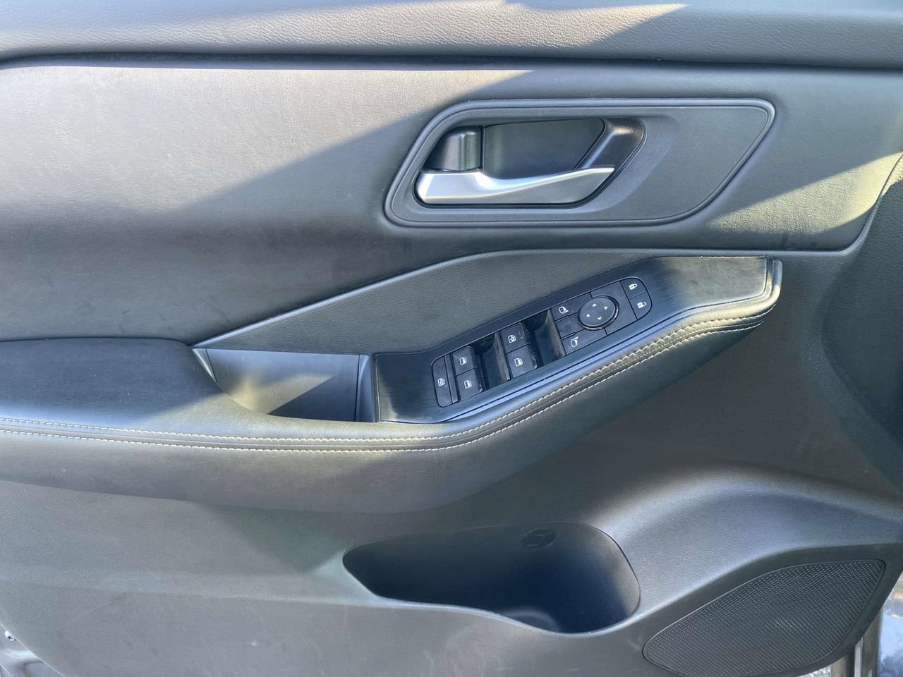 Used 2025 Nissan Rogue SV FWD image 25