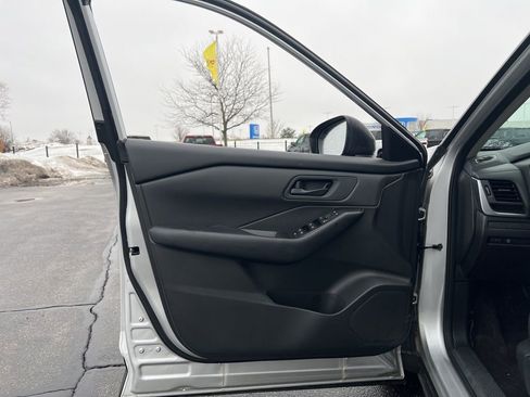 Used 2024 Nissan Rogue S image 8