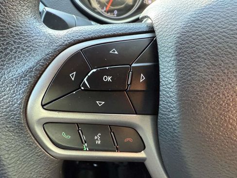 Used 2019 Jeep Cherokee Latitude w/ Popular Appearance Group FWD image 23