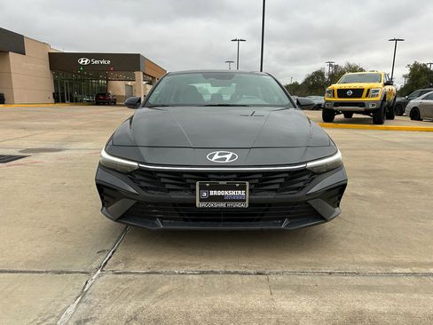 Used 2025 Hyundai Elantra Sport image 2