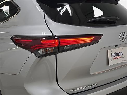 Certified 2024 Toyota Highlander XLE image 34