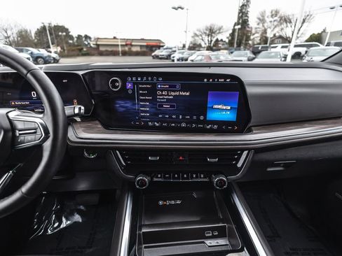 Used 2025 Chevrolet Suburban Premier image 29