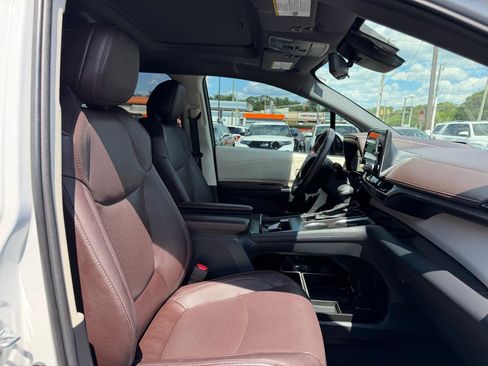 Used 2021 Toyota Sienna Platinum FWD image 23