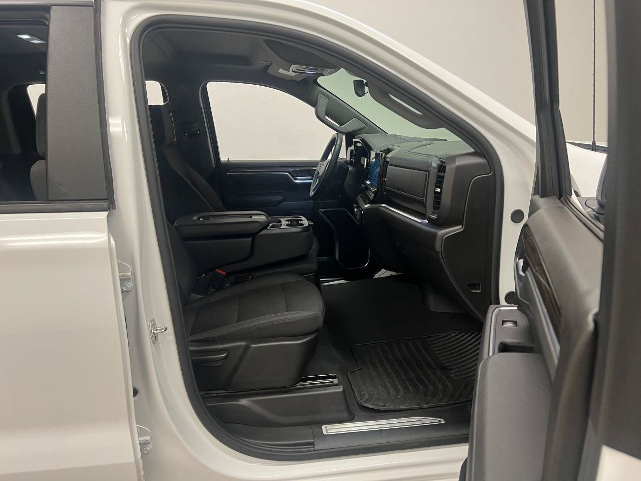 Used 2026 Chevrolet Silverado 1500 LT AWD/4WD image 33