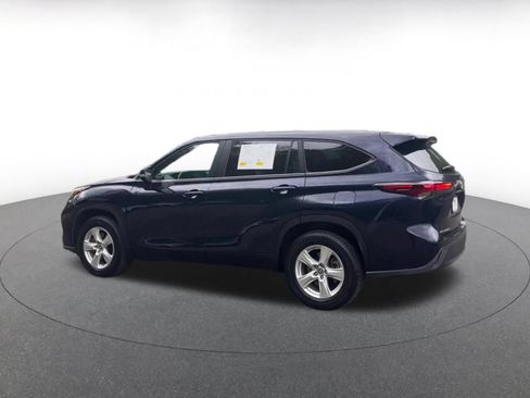 Used 2025 Toyota Highlander LE FWD image 8