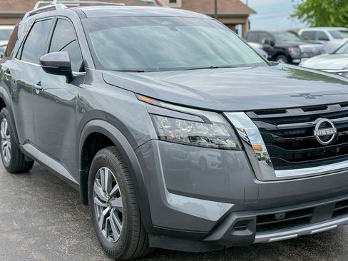 Used 2025 Nissan Pathfinder SL AWD/4WD image 3