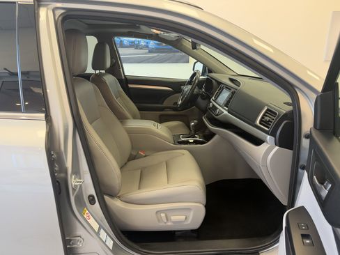 Used 2017 Toyota Highlander SE image 25