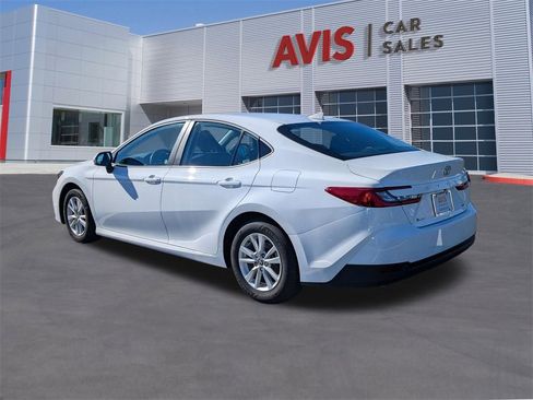 Used 2025 Toyota Camry LE image 3