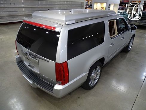Used 2011 Cadillac Escalade ESV Premium image 15