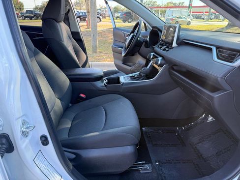 Used 2025 Toyota RAV4 XLE AWD/4WD image 21
