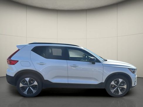 Used 2026 Volvo XC40 B5 Plus AWD/4WD image 8