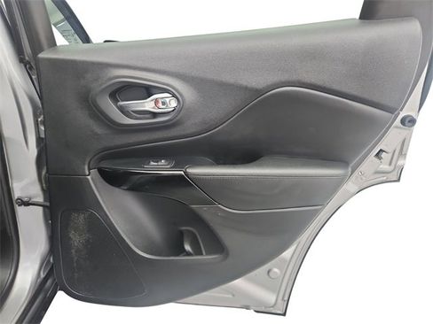 Used 2019 Jeep Cherokee Latitude Plus image 27