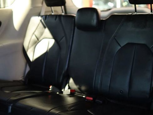 Used 2019 Chrysler Pacifica Touring-L FWD image 37