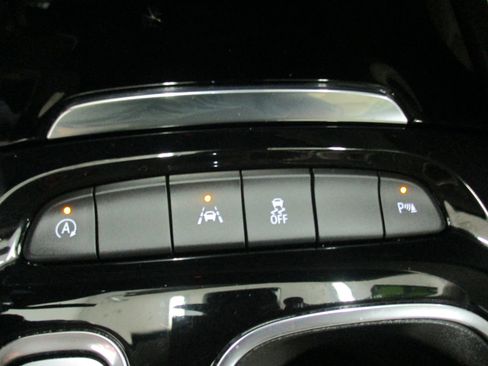 Used 2023 Buick Envision Essence image 24