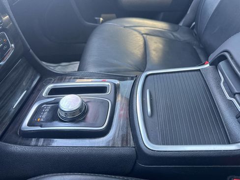 Used 2015 Chrysler 300 Limited image 32
