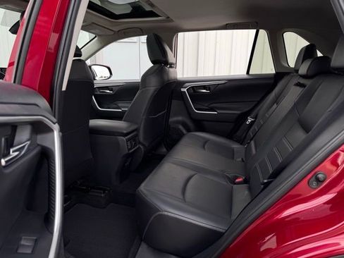 Used 2021 Toyota RAV4 XLE Premium image 18