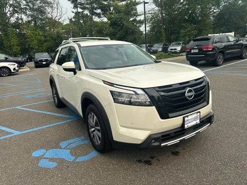 Used 2023 Nissan Pathfinder SL w/ Black Appearance Package AWD/4WD image 10
