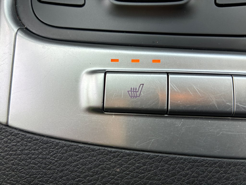 Used 2025 Kia Carnival FWD image 19
