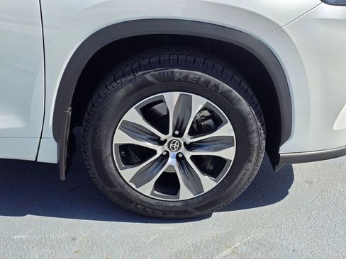 Used 2023 Toyota Highlander XLE AWD/4WD image 9