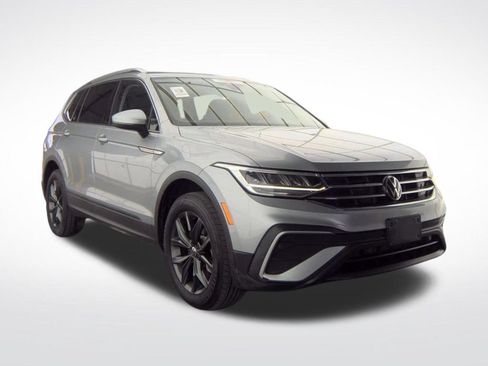 Used 2023 Volkswagen Tiguan SE w/ Panoramic Sunroof Package FWD image 2