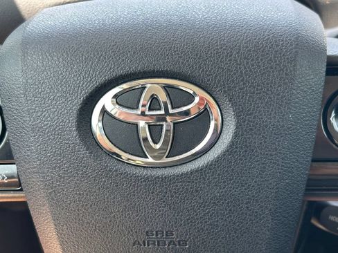 Used 2020 Toyota Prius LE FWD image 32
