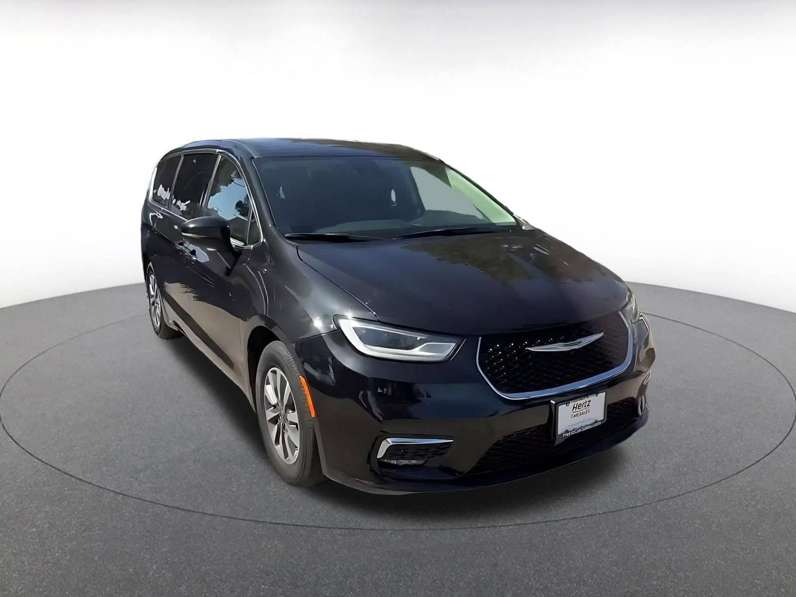 Used 2023 Chrysler Pacifica Touring-L FWD image 3