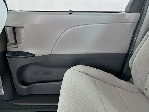 Used 2015 Toyota Sienna LE image 30