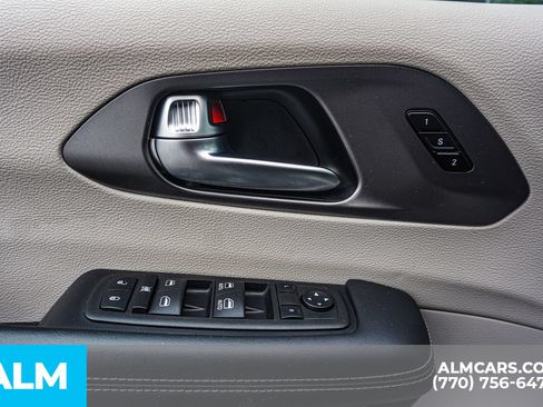 Used 2023 Chrysler Pacifica Touring-L FWD image 54