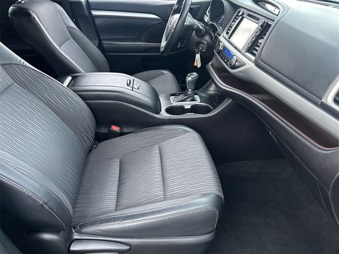 Used 2019 Toyota Highlander FWD V6 image 9