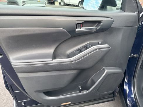 Used 2020 Toyota Highlander XLE image 11