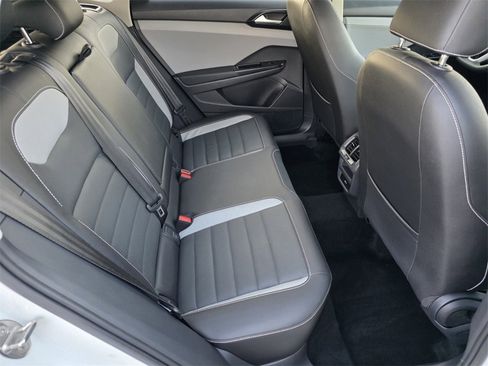 Used 2022 Volkswagen Taos SEL w/ Panoramic Sunroof Package image 28