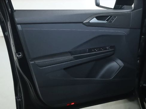 Certified 2025 Volkswagen Taos SE AWD/4WD image 16