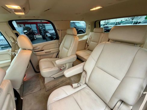 Used 2007 Cadillac Escalade Luxury w/ Information Package image 16
