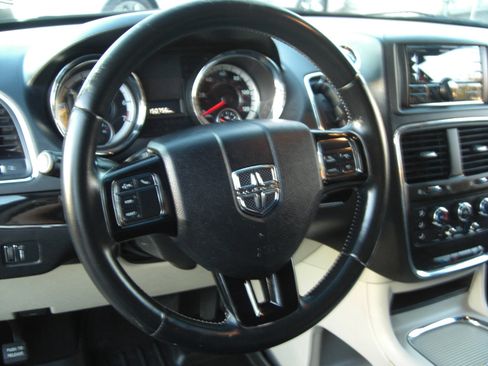 Used 2017 Dodge Grand Caravan SXT image 8