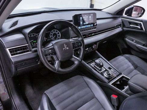 Used 2024 Mitsubishi Outlander SE image 2