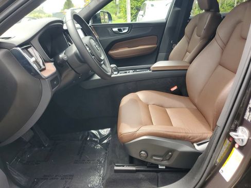 Certified 2024 Volvo XC60 B5 Plus w/ Protection Package Premier AWD/4WD image 17