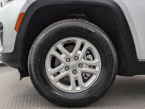 Used 2023 Jeep Grand Cherokee Laredo image 28