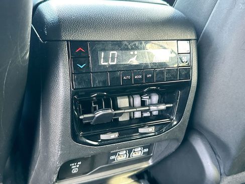 Used 2023 Jeep Grand Cherokee L Laredo image 24