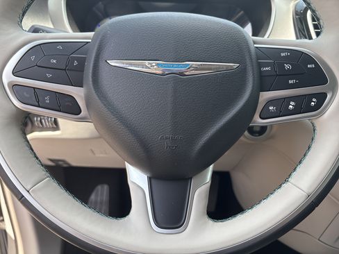 Used 2019 Chrysler Pacifica Limited w/ Advanced Safetytec Group FWD image 21