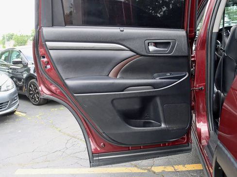 Used 2019 Toyota Highlander Limited Platinum w/ Carpet Mat Package (TMS) AWD/4WD image 38
